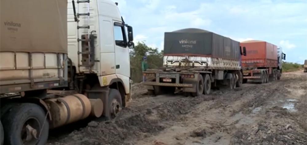 Mais de 100 caminhões com soja estão parados no Piauí devido a estrada